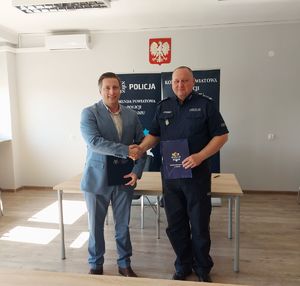 W pomieszczeniu służbowym komendy podpisanie porozumienia między Komendantem Powiatowym Policji w Sieradzu z dziekanem Akademii Humanistyczno - Ekonomicznej w Łodzi Filia w Sieradzu.