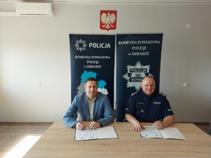 W pomieszczeniu służbowym komendy podpisanie porozumienia między Komendantem Powiatowym Policji w Sieradzu z dziekanem Akademii Humanistyczno - Ekonomicznej w Łodzi Filia w Sieradzu.