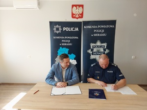 W pomieszczeniu służbowym komendy podpisanie porozumienia między Komendantem Powiatowym Policji w Sieradzu z dziekanem Akademii Humanistyczno - Ekonomicznej w Łodzi Filia w Sieradzu.