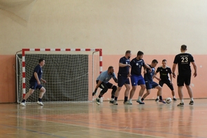 Rozgrywki w piłkę nożną podczas Turnieju Halowej Piłki Nożnej o Puchar Komendanta Powiatowego Policji w Bełchatowie, który rozegrany został na hali sportowej  w Szkole Podstawowej nr 12 w Bełchatowie.