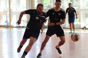 Rozgrywki w piłkę nożną podczas Turnieju Halowej Piłki Nożnej o Puchar Komendanta Powiatowego Policji w Bełchatowie, który rozegrany został na hali sportowej  w Szkole Podstawowej nr 12 w Bełchatowie.