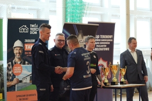 Rozgrywki w piłkę nożną podczas Turnieju Halowej Piłki Nożnej o Puchar Komendanta Powiatowego Policji w Bełchatowie, który rozegrany został na hali sportowej  w Szkole Podstawowej nr 12 w Bełchatowie.