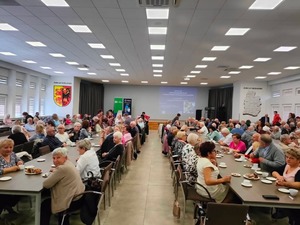 Spotkanie z seniorami  &quot;Zdrowy i bezpieczny senior&quot;  w sali konferencyjnej Starostwa powiatowego w Sieradzu.