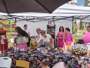 Piknik przed budynkiem komendy, rozstawione są namioty wystawców, pojazdy służb mundurowych, osoby odwiedzają stoiska.
