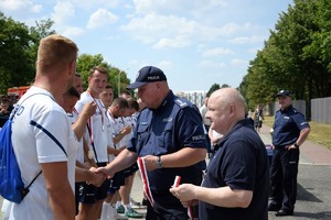 Wręczenie pucharów, medali, dyplomów przez komendantów drużynom biorącym udział w turnieju.