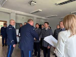 Uroczysta zbiorka z okazji obchodów Święta Policji w sieradzkiej komendzie.