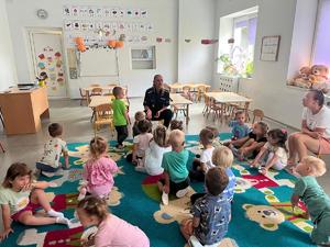 Policjantki z wizytą u dzieci w przedszkolu.