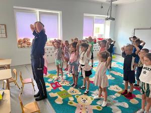 Policjantki z wizytą u dzieci w przedszkolu.