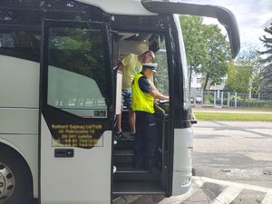 Umundurowany policjant kontroluje autokar