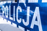 Na zdjęciu widoczny jest napis Policja na niebieskim tle.