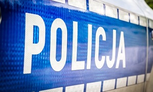 Na zdjęciu widoczny jest na niebieskim tle napis POLICJA.
