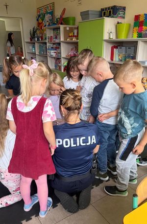 Spotkanie policjantek z przedszkolakami.