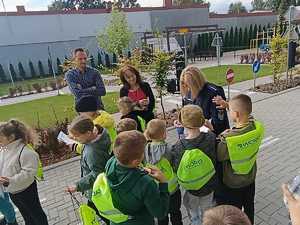 Spotkanie policjantki i pracownika Wojewódzkiego Ośrodka Ruchu Drogowego w Szkole Podstawowej w Burzeninie, rozdawanie odblasków, ćwiczenia na miasteczku ruchu drogowego.
