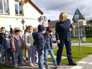 Spotkanie policjantki i pracownika Wojewódzkiego Ośrodka Ruchu Drogowego w Szkole Podstawowej w Burzeninie, rozdawanie odblasków, ćwiczenia na miasteczku ruchu drogowego.