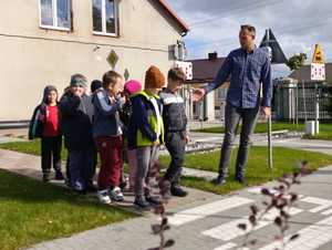 Spotkanie policjantki i pracownika Wojewódzkiego Ośrodka Ruchu Drogowego w Szkole Podstawowej w Burzeninie, rozdawanie odblasków, ćwiczenia na miasteczku ruchu drogowego.