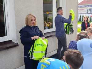 Spotkanie policjantki i pracownika Wojewódzkiego Ośrodka Ruchu Drogowego w Szkole Podstawowej w Burzeninie, rozdawanie odblasków, ćwiczenia na miasteczku ruchu drogowego.