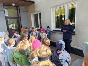 Spotkanie policjantki i pracownika Wojewódzkiego Ośrodka Ruchu Drogowego w Szkole Podstawowej w Burzeninie, rozdawanie odblasków, ćwiczenia na miasteczku ruchu drogowego.