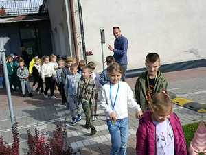 Spotkanie policjantki i pracownika Wojewódzkiego Ośrodka Ruchu Drogowego w Szkole Podstawowej w Burzeninie, rozdawanie odblasków, ćwiczenia na miasteczku ruchu drogowego.