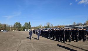 Na zdjęciu widać znajdujących się na placu stojących funkcjonariuszy policji.