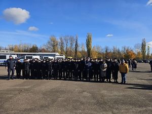 Na zdjęciu widać stojącą na placu młodzież, wraz z opiekunami oraz funkcjonariuszami policji.