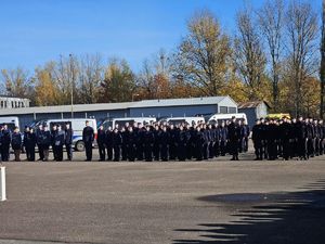 Na zdjęciu widać stojących na placu funkcjonariuszy.