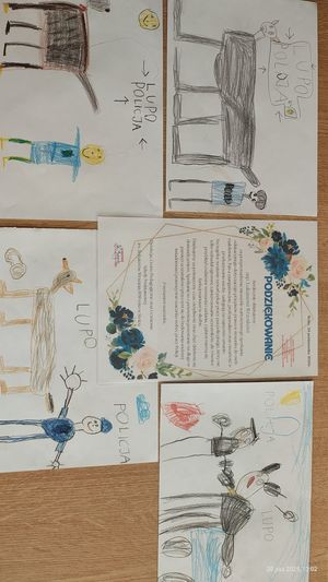 Na zdjęciu widać wykonane prace plastyczne oraz podziękowania.