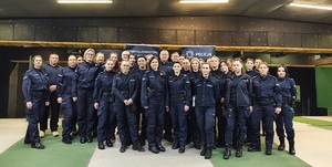 Turniej strzelecki kobiet z udziałem policjantek i pracowni cywilnych na strzelnicy wojskowej.