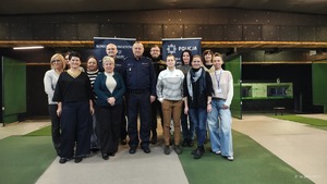 Turniej strzelecki kobiet z udziałem policjantek i pracowni cywilnych na strzelnicy wojskowej.