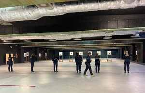 Turniej strzelecki kobiet z udziałem policjantek i pracowni cywilnych na strzelnicy wojskowej.