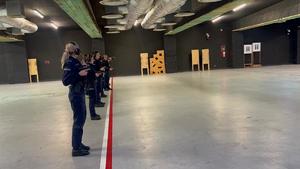 Turniej strzelecki kobiet z udziałem policjantek i pracowni cywilnych na strzelnicy wojskowej.