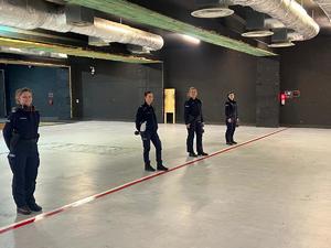 Turniej strzelecki kobiet z udziałem policjantek i pracowni cywilnych na strzelnicy wojskowej.