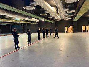 Turniej strzelecki kobiet z udziałem policjantek i pracowni cywilnych na strzelnicy wojskowej.