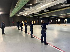 Turniej strzelecki kobiet z udziałem policjantek i pracowni cywilnych na strzelnicy wojskowej.
