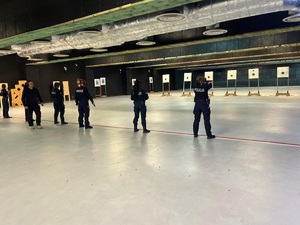 Turniej strzelecki kobiet z udziałem policjantek i pracowni cywilnych na strzelnicy wojskowej.