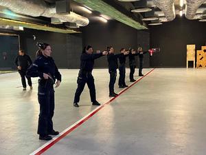 Turniej strzelecki kobiet z udziałem policjantek i pracowni cywilnych na strzelnicy wojskowej.