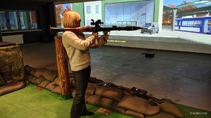 Turniej strzelecki kobiet z udziałem policjantek i pracowni cywilnych na strzelnicy wojskowej.