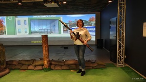 Turniej strzelecki kobiet z udziałem policjantek i pracowni cywilnych na strzelnicy wojskowej.