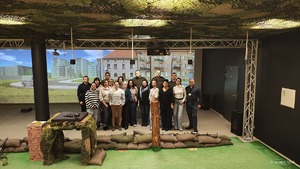 Turniej strzelecki kobiet z udziałem policjantek i pracowni cywilnych na strzelnicy wojskowej.