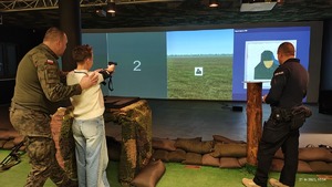 Turniej strzelecki kobiet z udziałem policjantek i pracowni cywilnych na strzelnicy wojskowej.