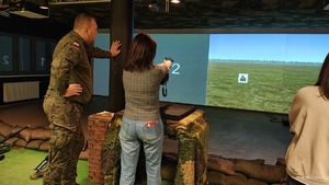 Turniej strzelecki kobiet z udziałem policjantek i pracowni cywilnych na strzelnicy wojskowej.