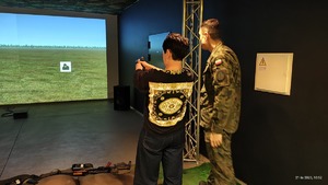 Turniej strzelecki kobiet z udziałem policjantek i pracowni cywilnych na strzelnicy wojskowej.