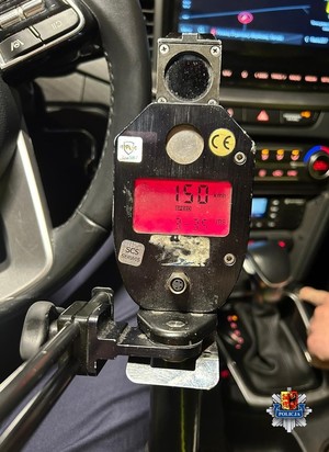 Wyświetlacz z urządzenia do pomiaru prędkości na którym widać prędkość 150 km/h.