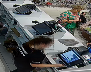 Wnętrze sklepu, za ladą stoi kobieta, oraz sprzedawczyni.