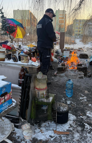 Umundurowany policjant kontroluje pustostany.