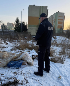 Umundurowany policjant kontroluje pustostany.