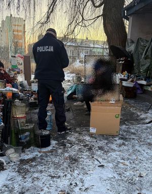 Umundurowany policjant kontroluje pustostany.