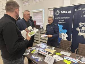 Udział policjantek w Powiatowym Dniu Sołtysa na którym wystawiono stoisko promocyjne.