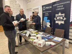 Udział policjantek w Powiatowym Dniu Sołtysa na którym wystawiono stoisko promocyjne.