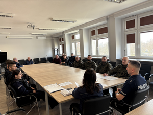 Szkolenie policjantów i funkcjonariuszy Straży Rybackiej w sali sieradzkiej komendy.