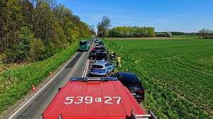 Miejsca zdarzenia drogowego w miejscowości Dębołęka, uczestniczące pojazdy oraz służby ratunkowe.